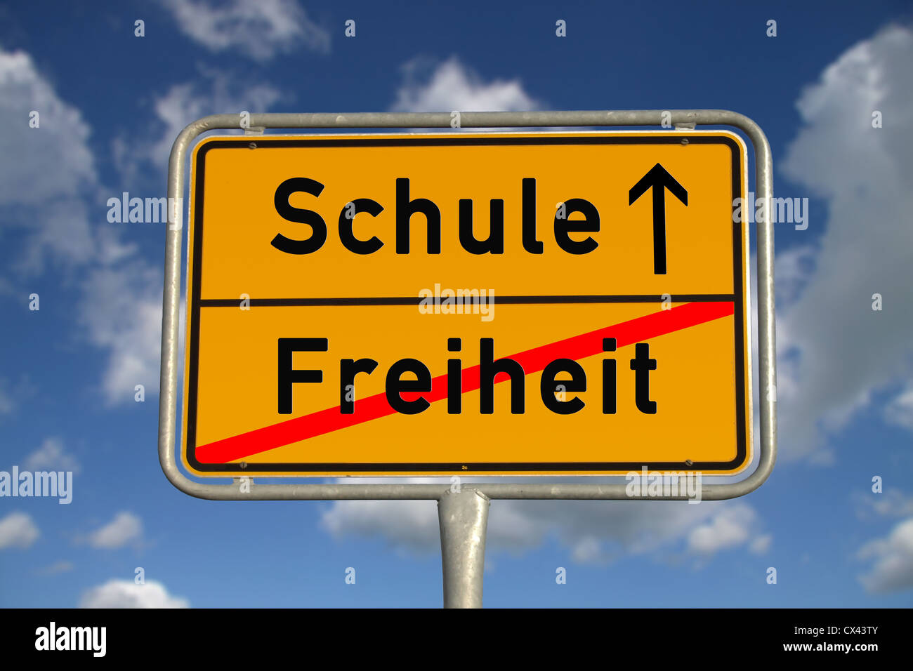 Deutsche Straße Zeichen Freiheit und Schule mit blauem Himmel und weißen Wolken Stockfoto