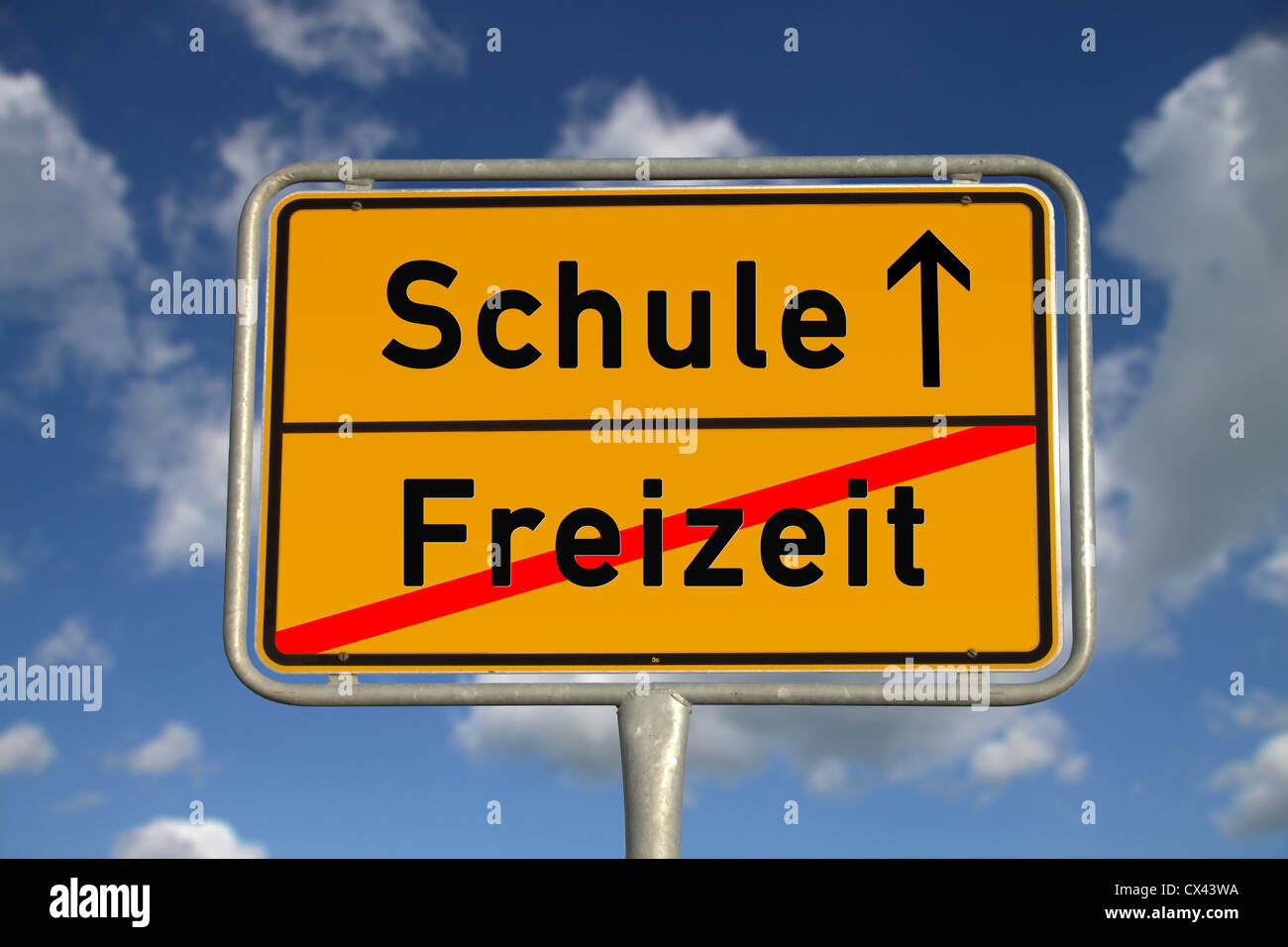 Deutsche Verkehrszeichen Freizeit Schule mit blauem Himmel und weißen Wolken Stockfoto