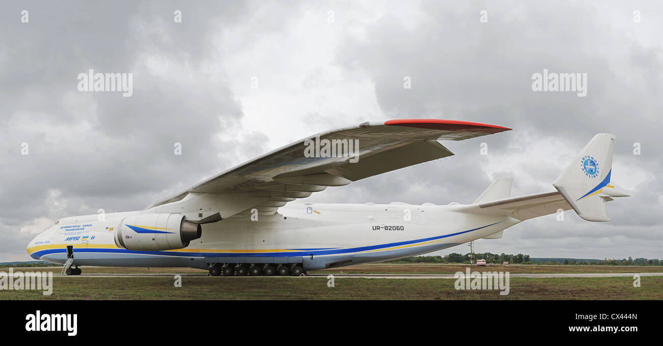 AN-225 "Mriya" am Flugplatz - Seitenansicht. Stockfoto