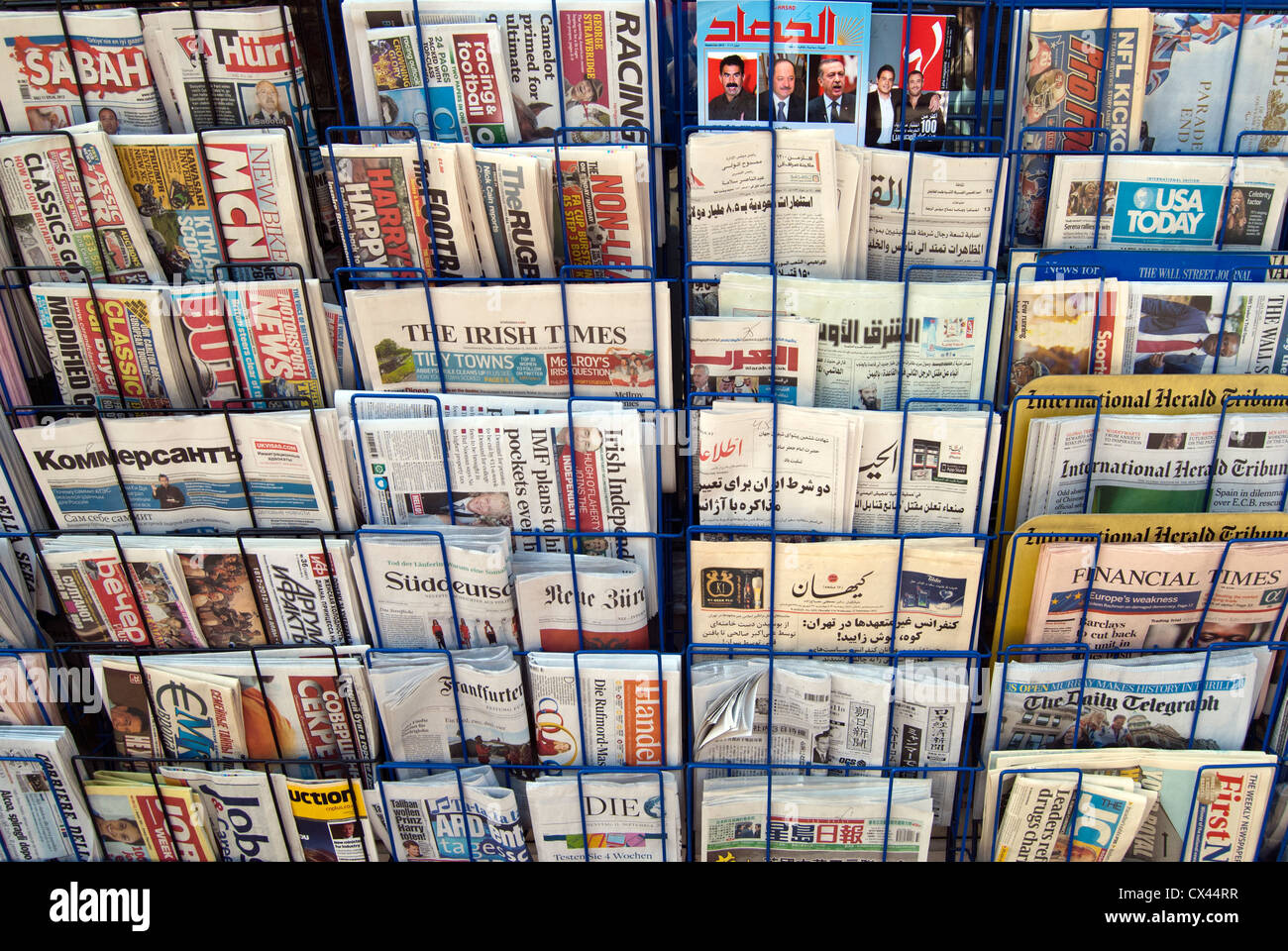 Zeitungen zeigen -Fotos und -Bildmaterial in hoher Auflösung – Alamy
