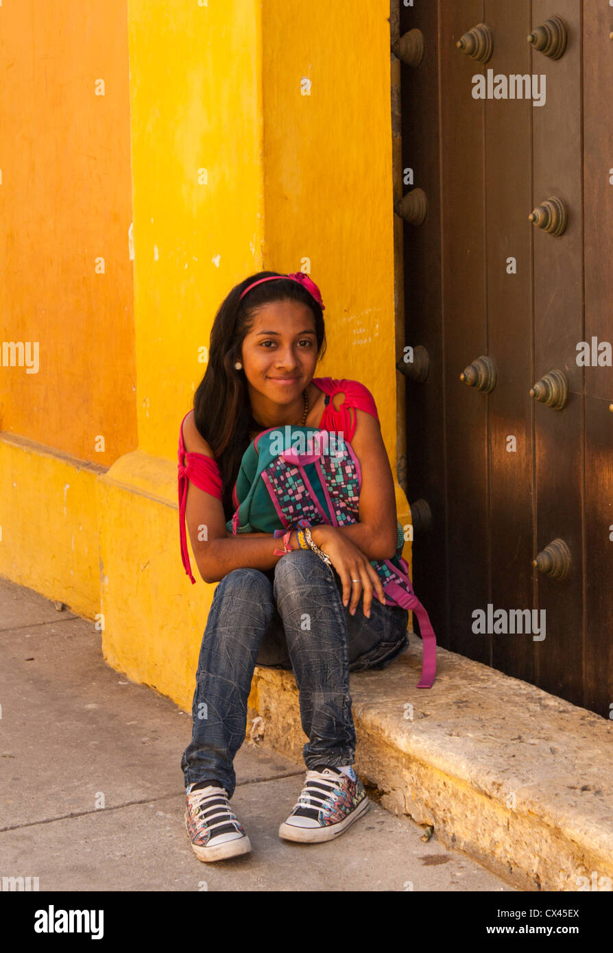 Kolumbianischen Mädchen sitzen in Tür, Cartagena, Kolumbien Stockfoto