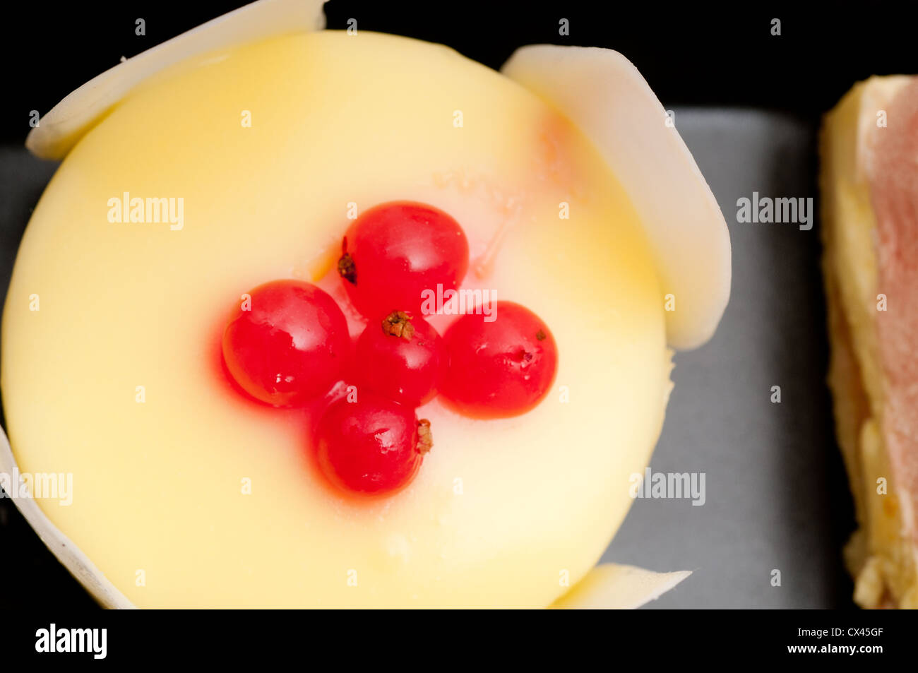 frische Johannisbeeren Beere Frucht Sahne-Torte Teig closeup Stockfoto