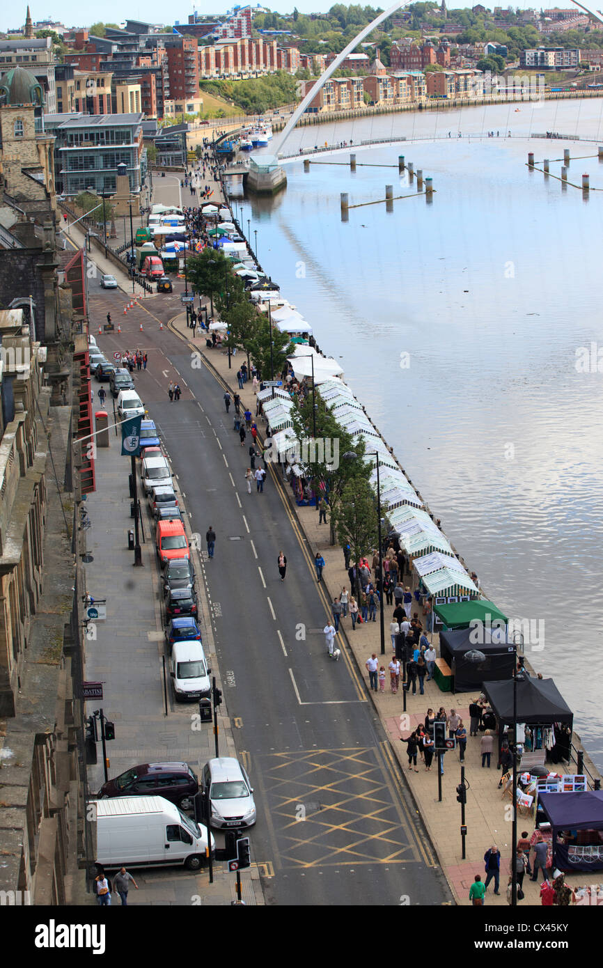 Sonntag Straßenmarkt am Ufer des Flusses Tyne in Newcastle Stockfoto