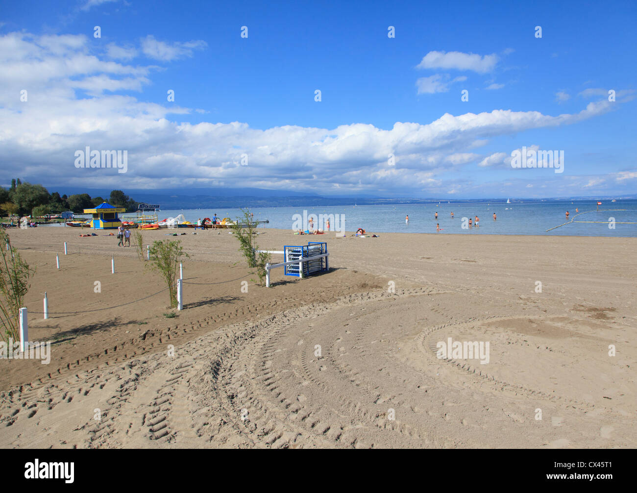 Der Mann machte Excenevex in Frankreich am Genfer See Strand Stockfoto