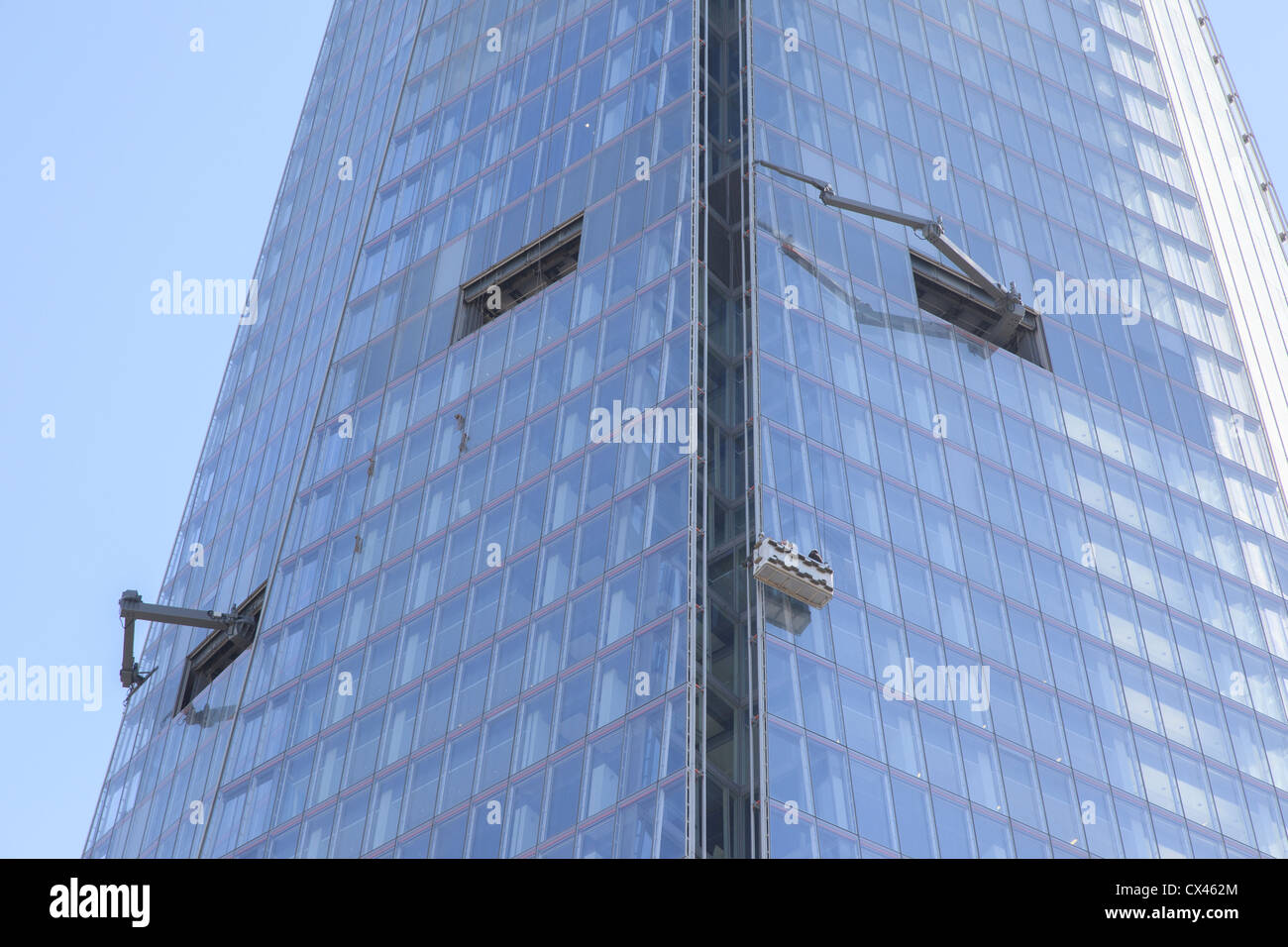 Der Shard Turm Detail zeigt Teleskoparm mit Docking-Station für Fensterreinigung und Wartung Stockfoto