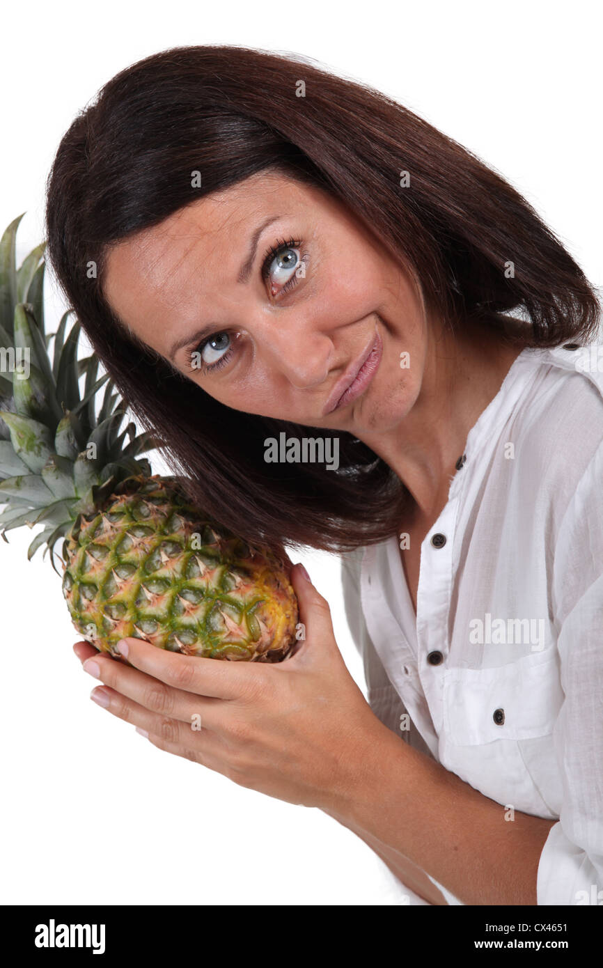 Frau, zuhören, Ananas Stockfoto