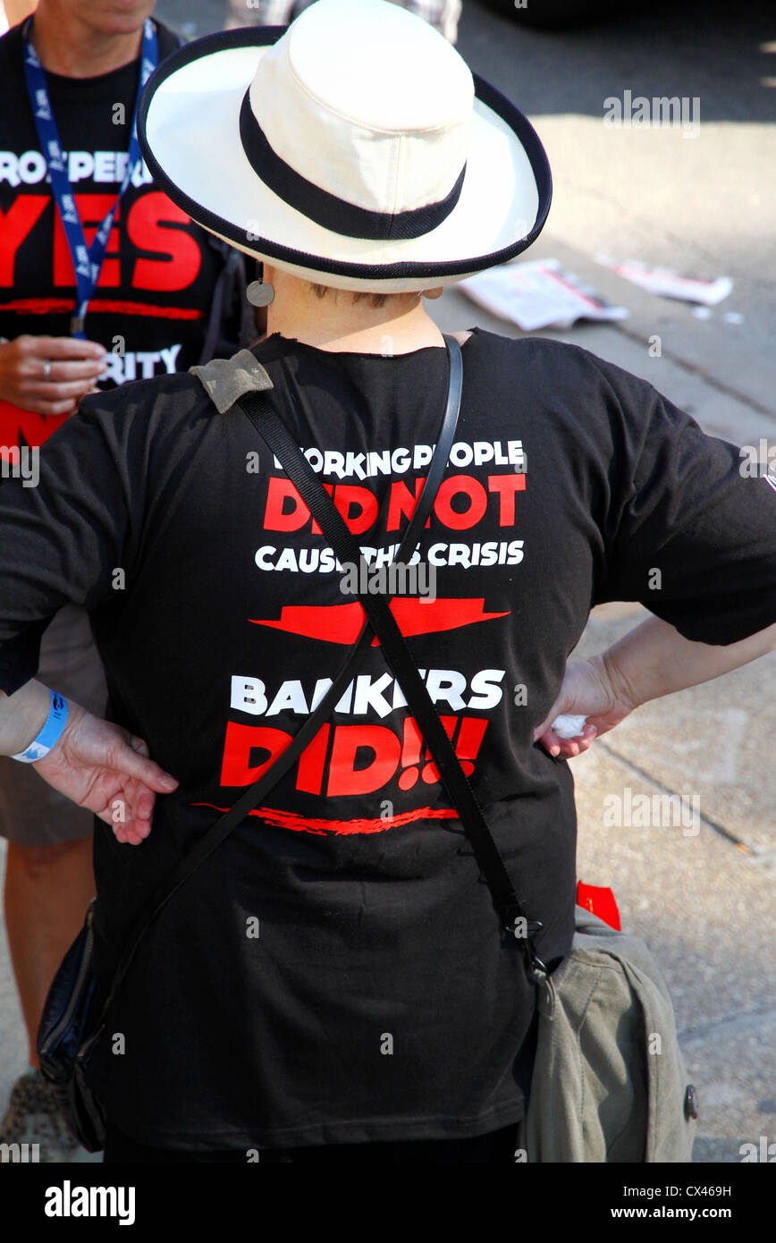 Eine Frau trägt ein Anti-Banker-t-Shirt Stockfoto