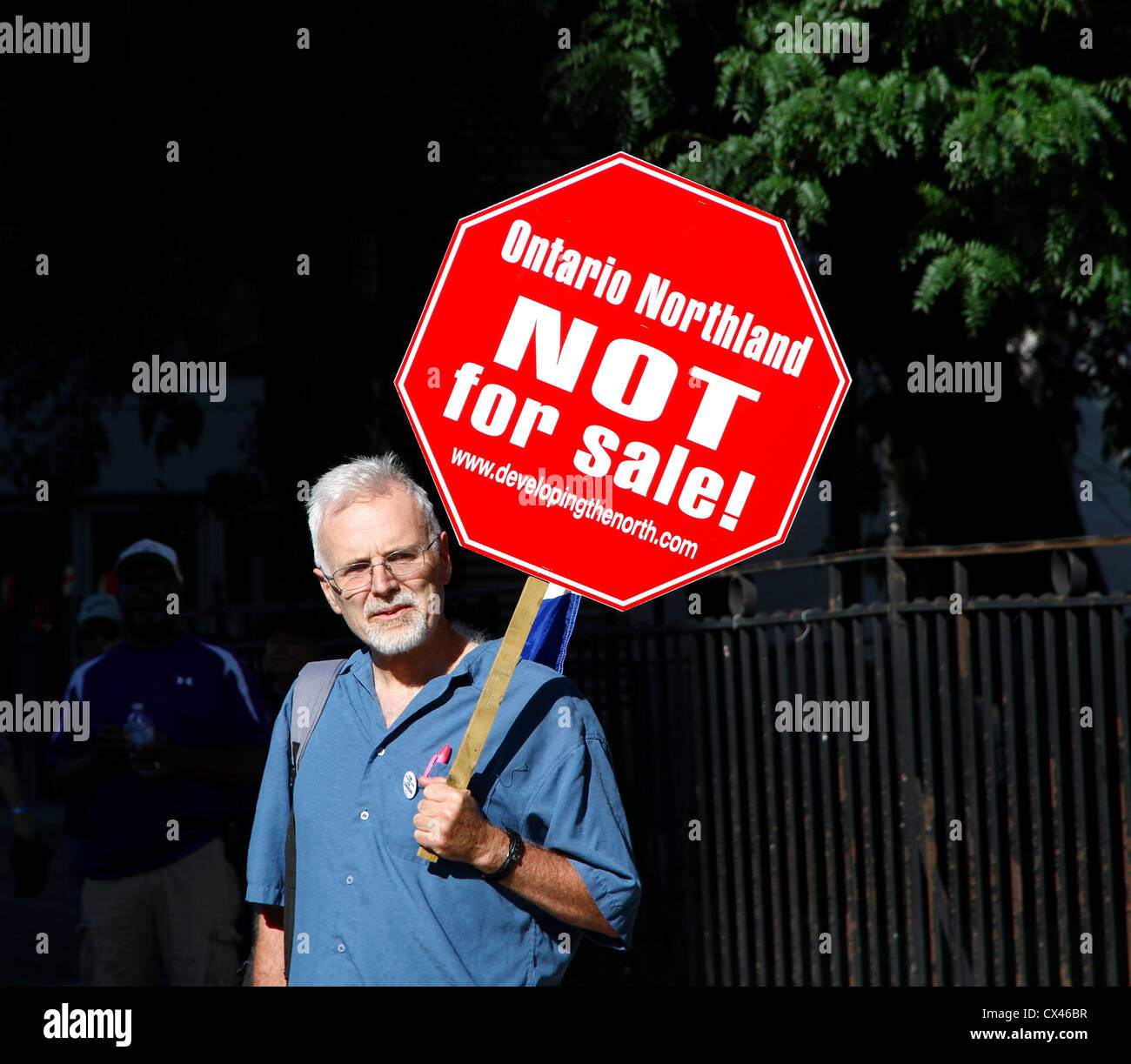 Ein Mann zeigt ein Schild an der 2012-Labor Day-Parade in Toronto Stockfoto