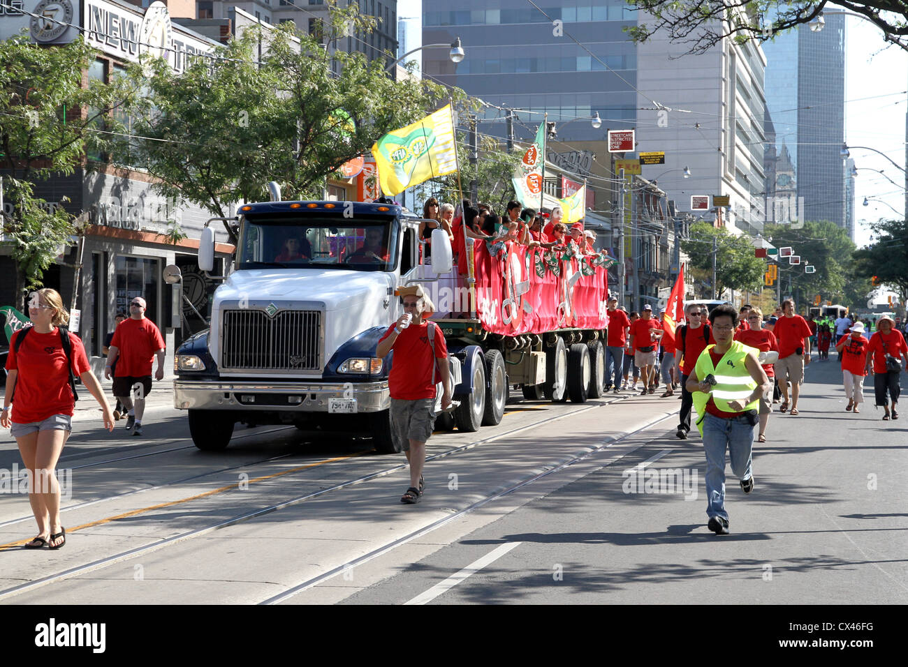 Menschen in den Straßen von Toronto während der jährlichen Labor Day Parade marschieren Stockfoto