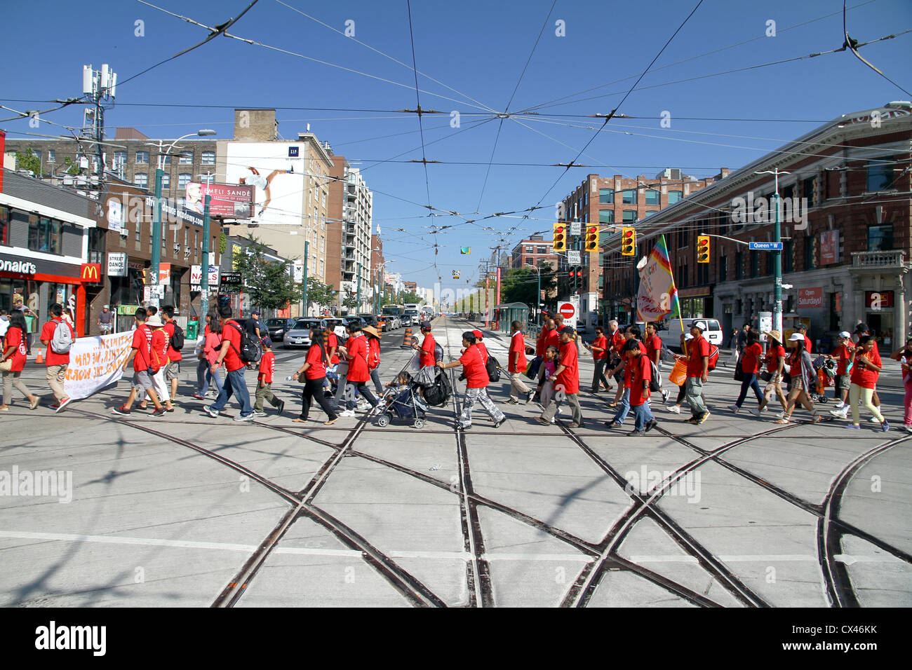 Menschen in den Straßen von Toronto während der jährlichen Labor Day Parade marschieren Stockfoto