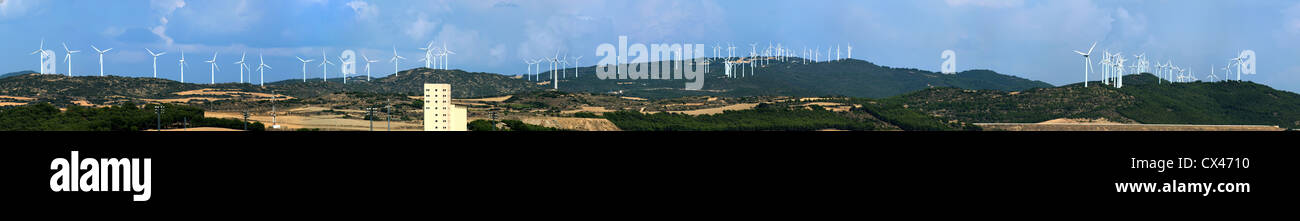 Panorama-Bild von Windkraftanlagen auf dem Grat eines Berges. Großes Foto panorama Stockfoto