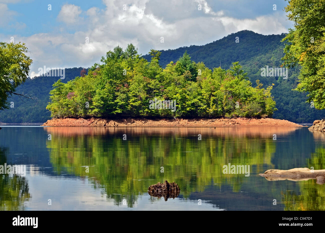 Ein schöner See in North Carolina mit einer Reflexion der Insel. Stockfoto