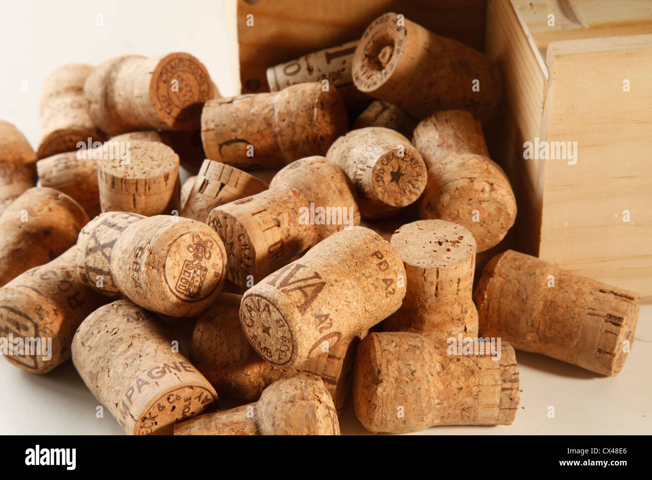 Champagner & Sekt Korken gegen eine Holzkiste Stockfoto