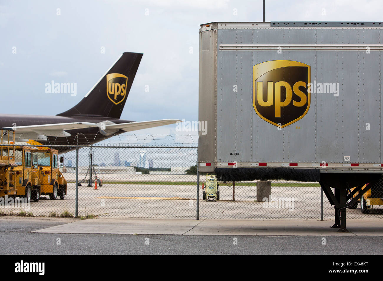 United Parcel Service (UPS) Frachtflugzeug außerhalb einer Sortieranlage. Stockfoto