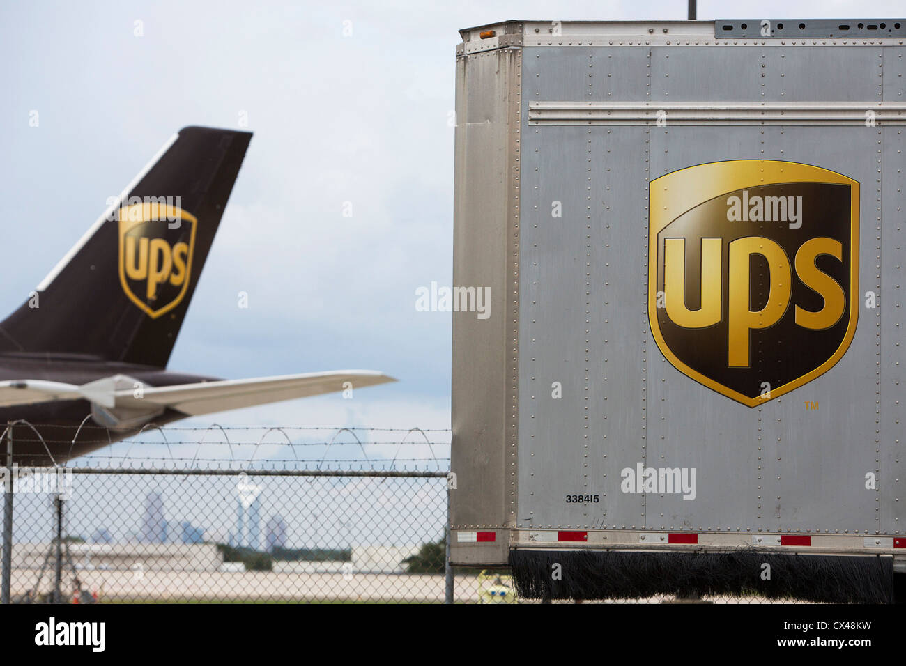 United Parcel Service (UPS) Frachtflugzeug außerhalb einer Sortieranlage. Stockfoto