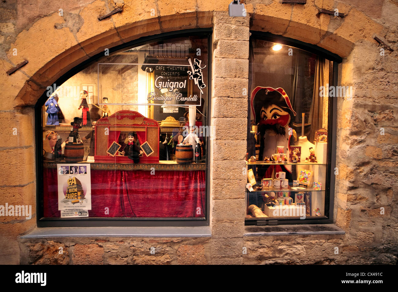 Fenster des Guignol Boutique (berühmten Lyonnaise Puppe) im Herzen des Vieux Lyon Stockfoto