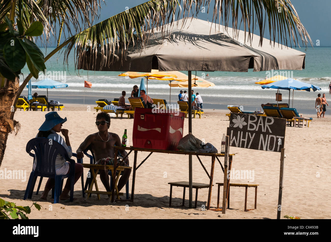 Eine improvisierte Bar am Legian beach, Legian, Bali, Indonesien. Stockfoto