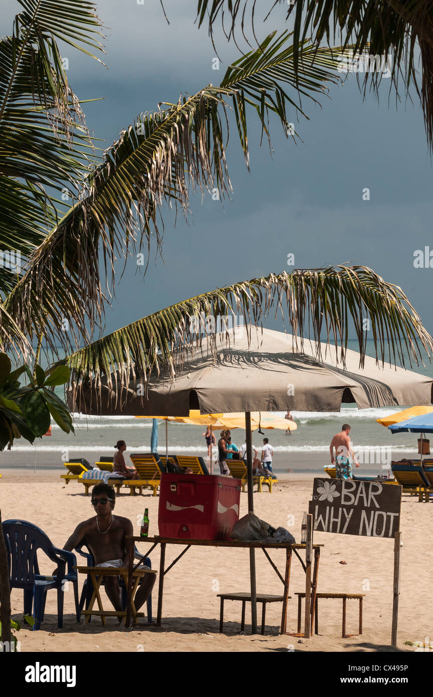 Eine improvisierte Bar am Legian beach, Legian, Bali, Indonesien. Stockfoto