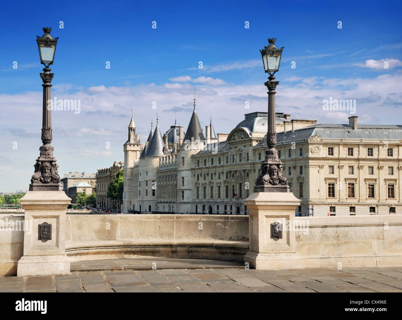 Conciergerieis gesehen von der Pont Neuf ("neue Brücke"), die älteste noch stehende Brücke über den Fluss Seine in Paris, Frankreich. Stockfoto