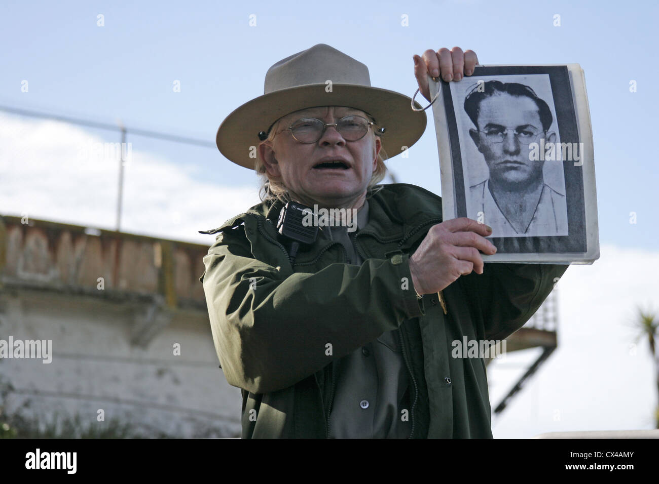 Ein Park-Ranger auf Alcatraz hält ein Bild von Marvin Hubbard, Mitglied der 1946 Fluchtversuch. San Francisco Bay, Kalifornien Stockfoto