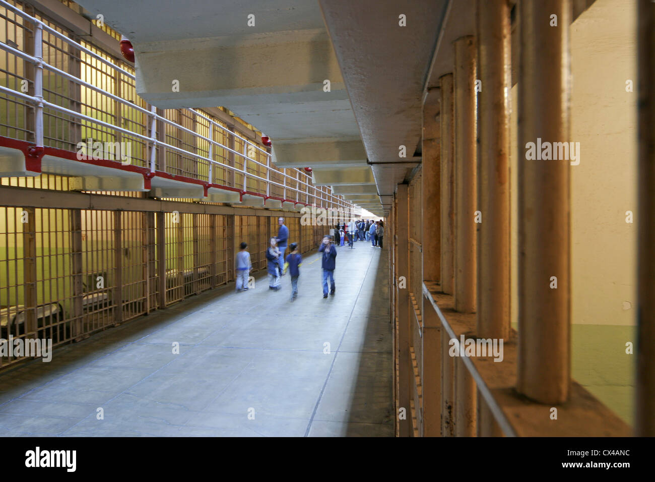 Besucher flanieren "Broadway", dem Hauptabschnitt zwischen Zellenblöcken des Alcatraz. San Francisco Bay, Kalifornien, USA. Stockfoto