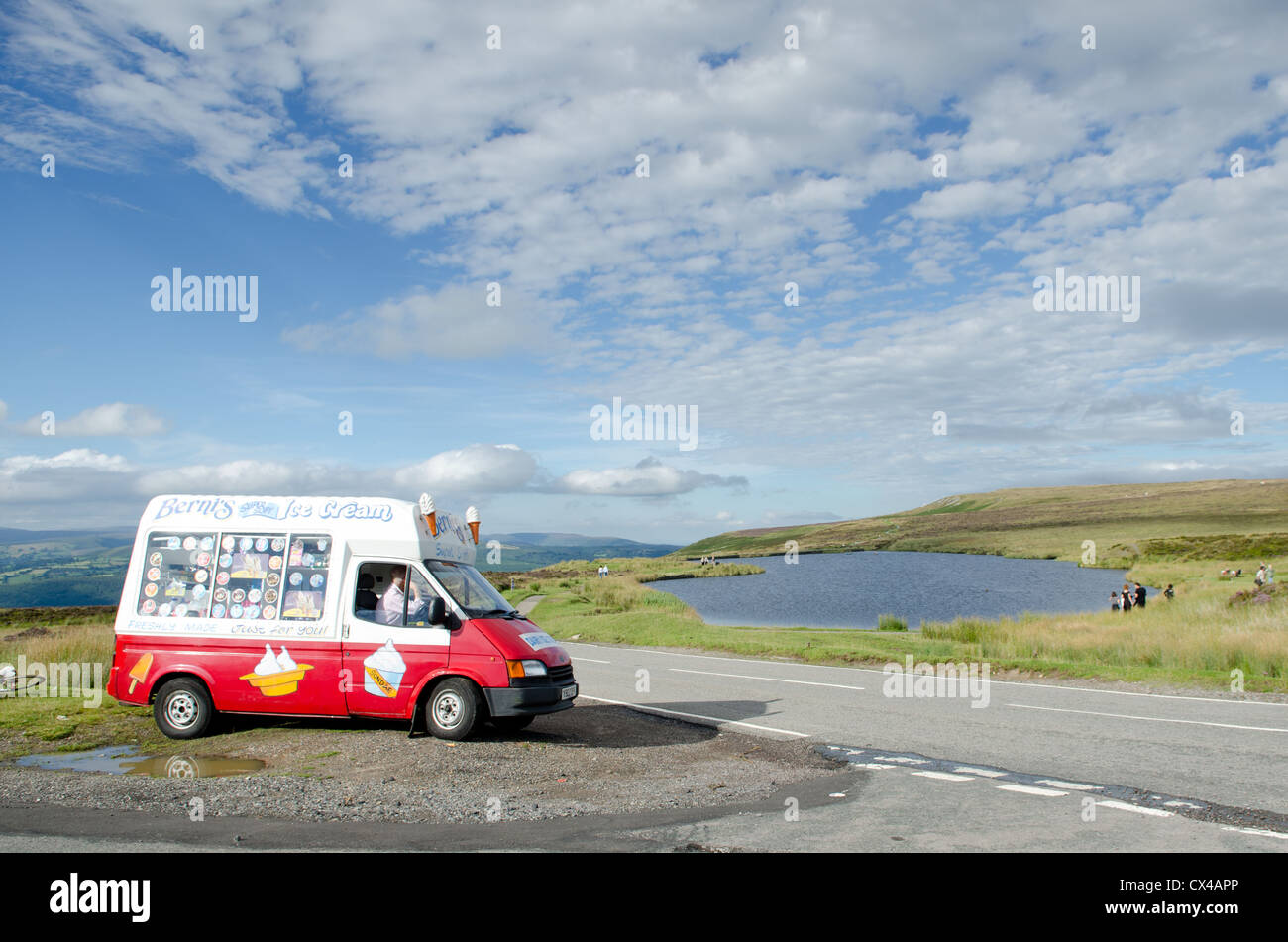 Ein Eiswagen geparkt auf einem Hügel in der Nähe von Merthr Tydvil neben lokalen Ausflugsort. Stockfoto