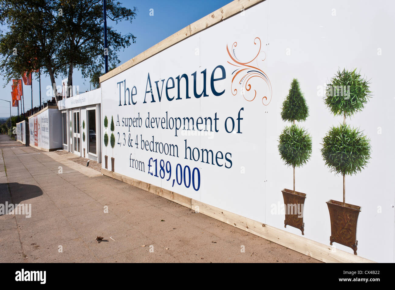 Eine Entwicklung von neuen Wohnungen von Bellway Häuser an der Northumberland Avenue in Reading. Stockfoto