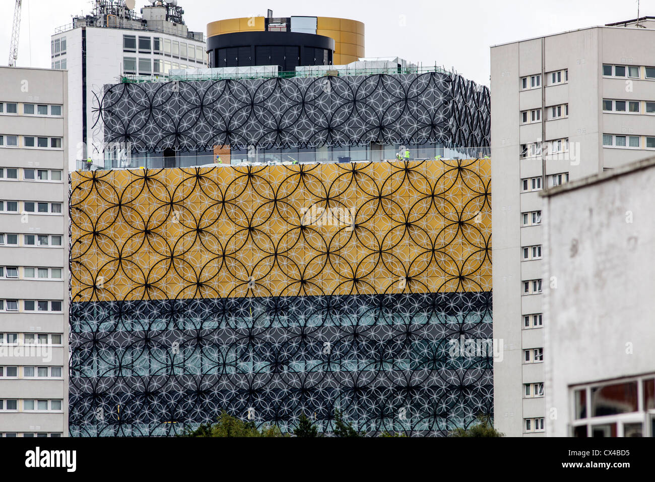 Die neu gebaute Library of Birmingham von Mecanoo Architekten entworfen.  Gold und filigrane Verkleidung deckt das Gebäude. Stockfoto