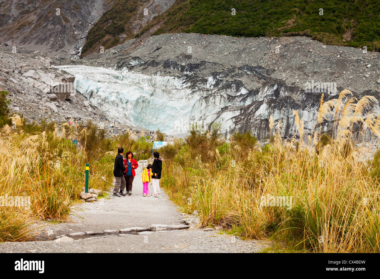 Gruppe von Touristen verlassen des Terminals von Fox Glacier, West Coast, New Zealand. Stockfoto