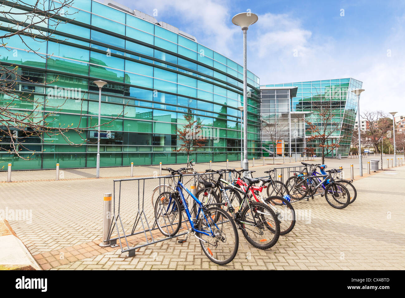 Otago University Centre for Innovation und Fahrräder in einem Fahrradständer. Stockfoto