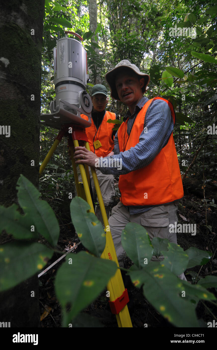 Wissenschaftler im Regenwald mit terrestrischer Laserscanner, Atherton Tableland, Queensland, Australien. Weder Herr PR Stockfoto