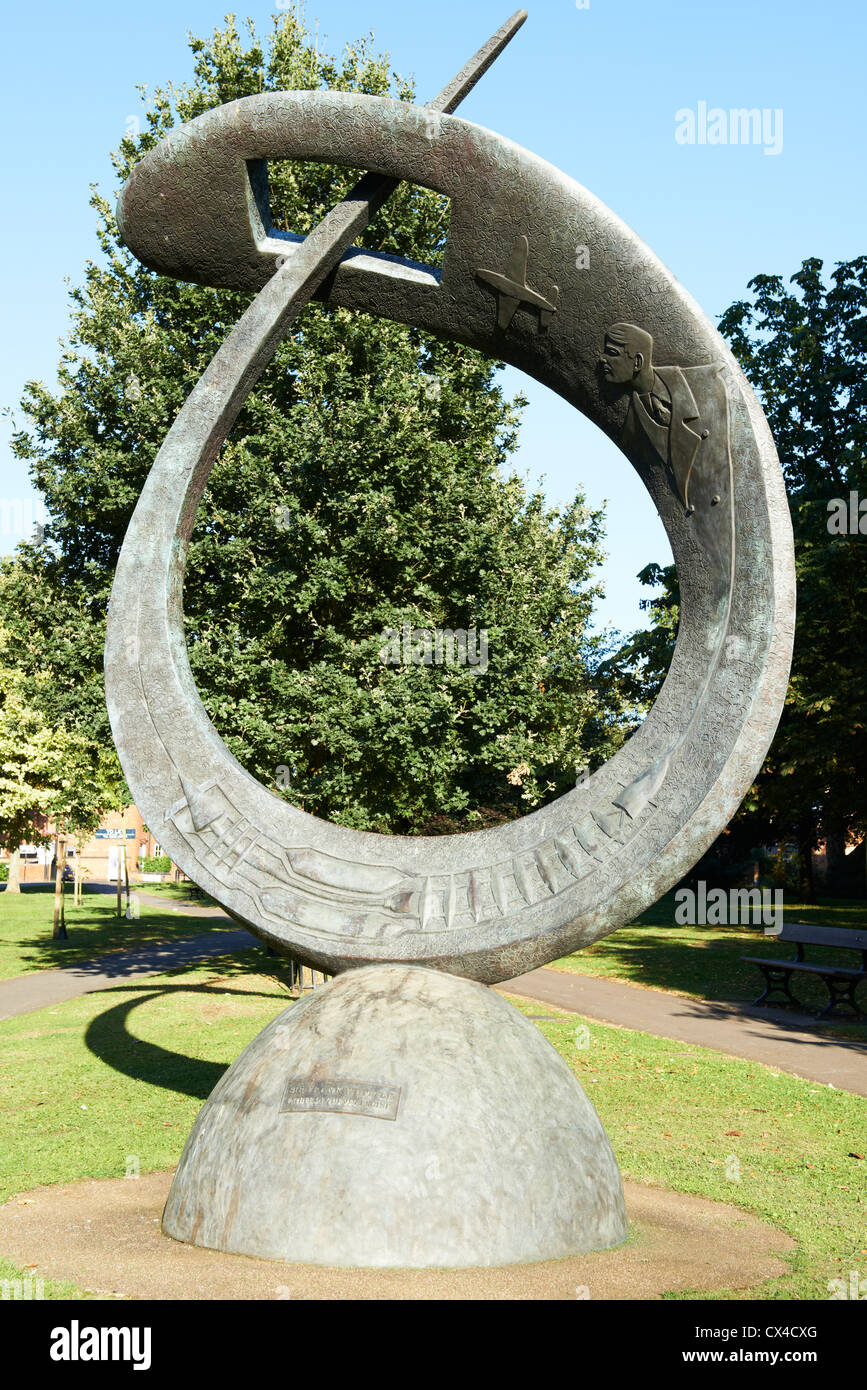 Sir Frank Whittle Skulptur des Künstlers Stephen Broadbent, Kastanie Felder Rugby Warwickshire England UK Stockfoto