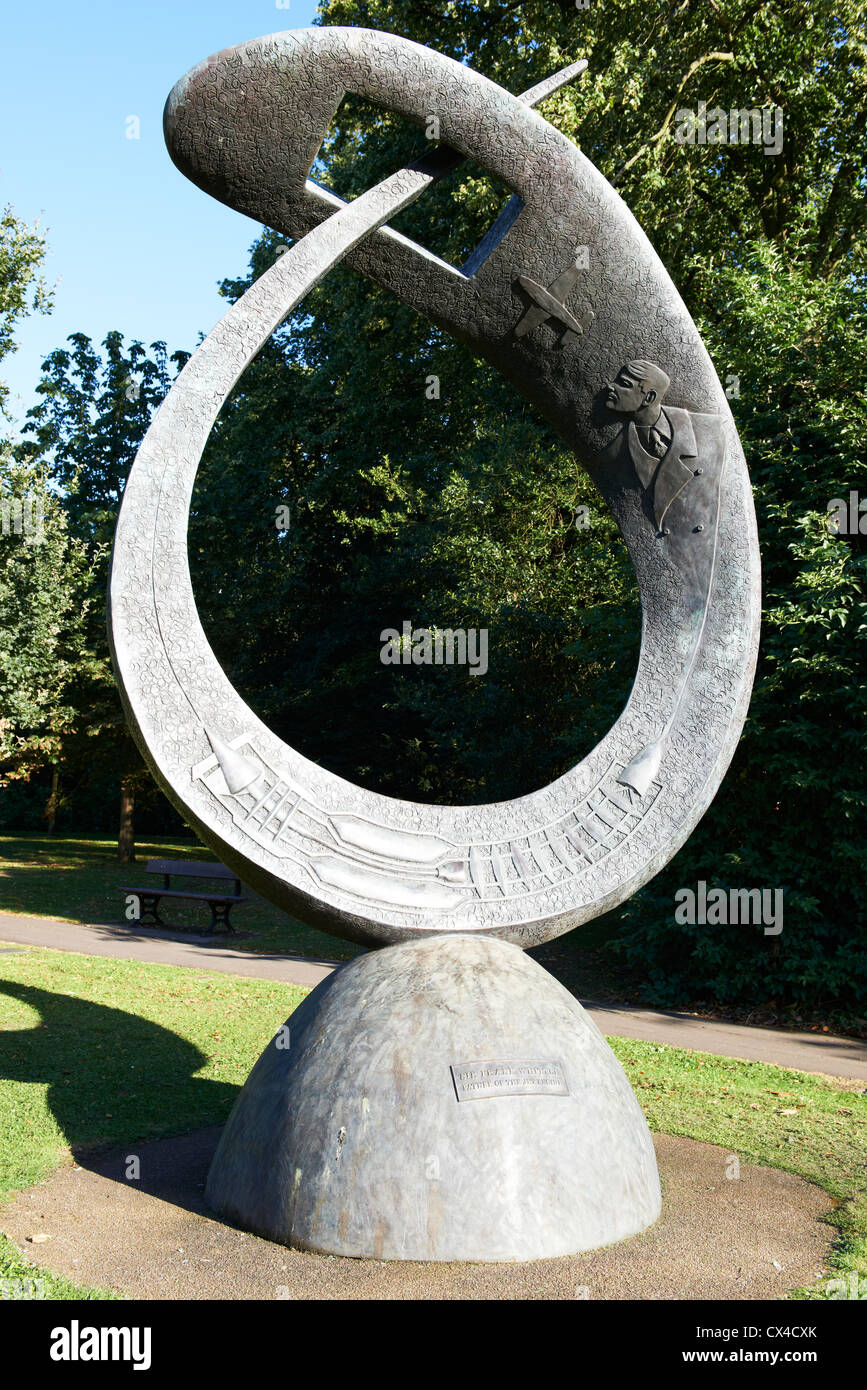 Sir Frank Whittle Skulptur des Künstlers Stephen Broadbent, Kastanie Felder Rugby Warwickshire England UK Stockfoto