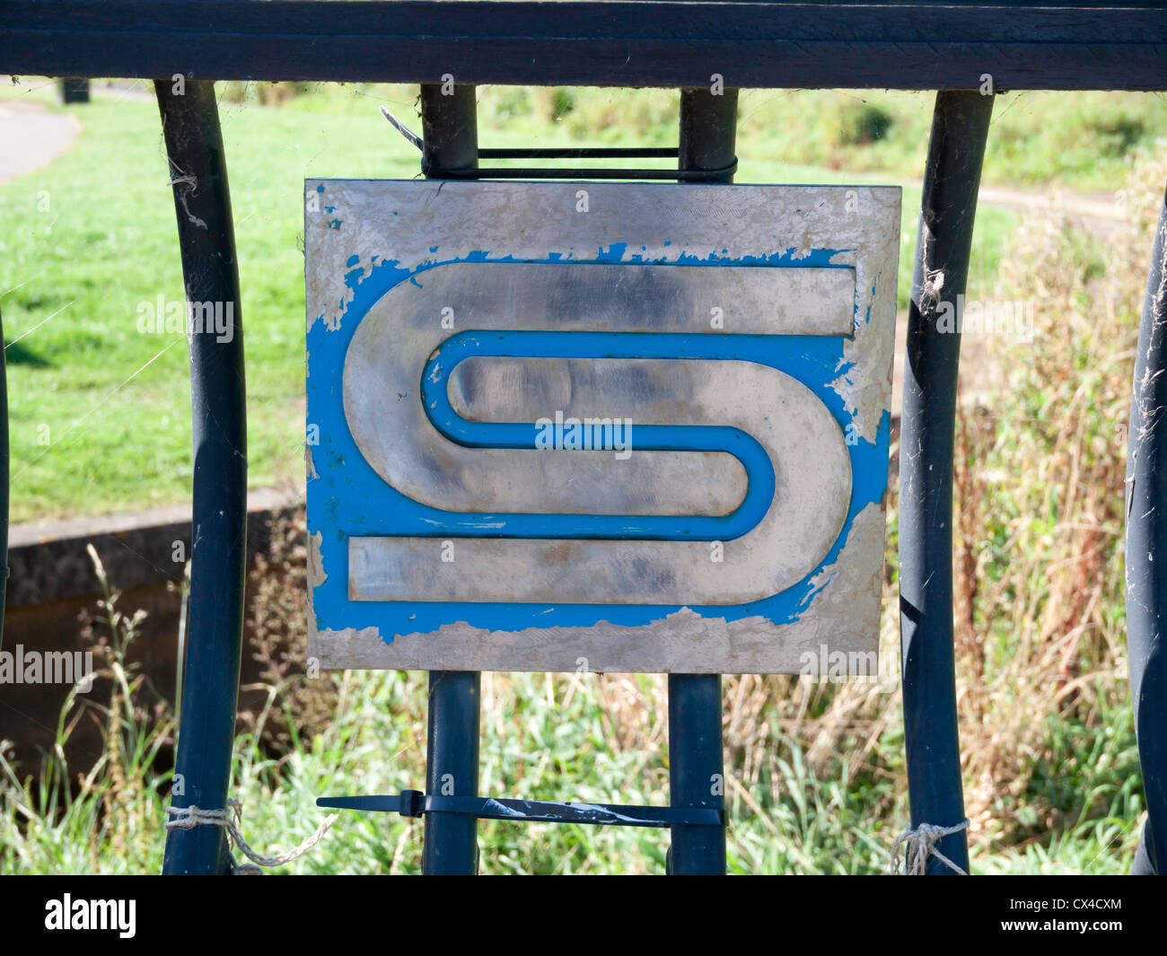 Hersteller-Logo für die lange nicht mehr existierenden verstaatlichte Industrie British Steel auf einer Fußgängerbrücke im Park am Saltburn Stockfoto