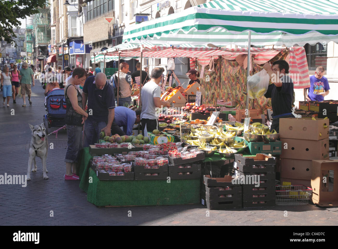 Street Market in der Queen Street Ramsgate Kent Stockfoto