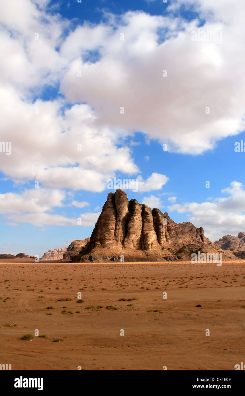 Die "Sieben Säulen der Weisheit" Felsformation, schöne Landschaft der Wüste Wadi Rum. Jordanien. Stockfoto