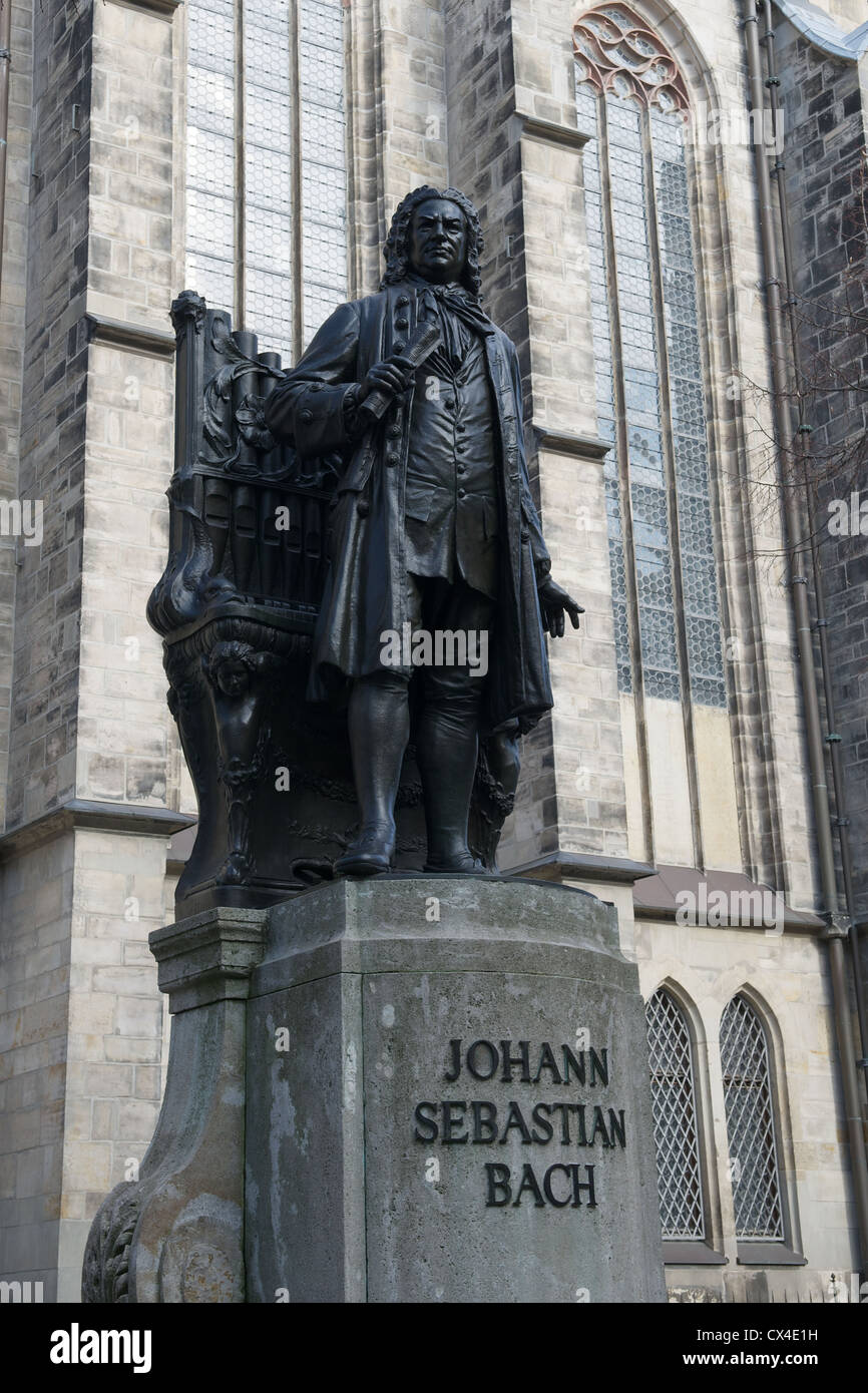 Johann Sebastian Bach Bronze Statue stehend außerhalb St. Thomas Church in Leipzig, Deutschland Stockfoto