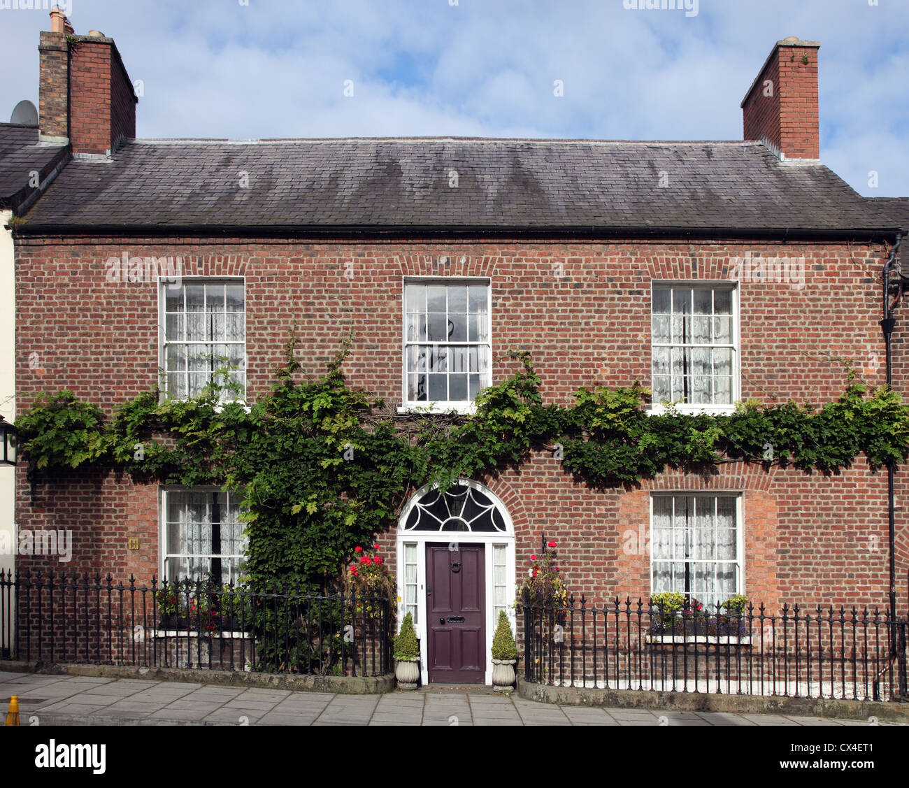 Georgischer rote Backsteinhaus, Main Street, Hillsborough, County Down, Nordirland Stockfoto