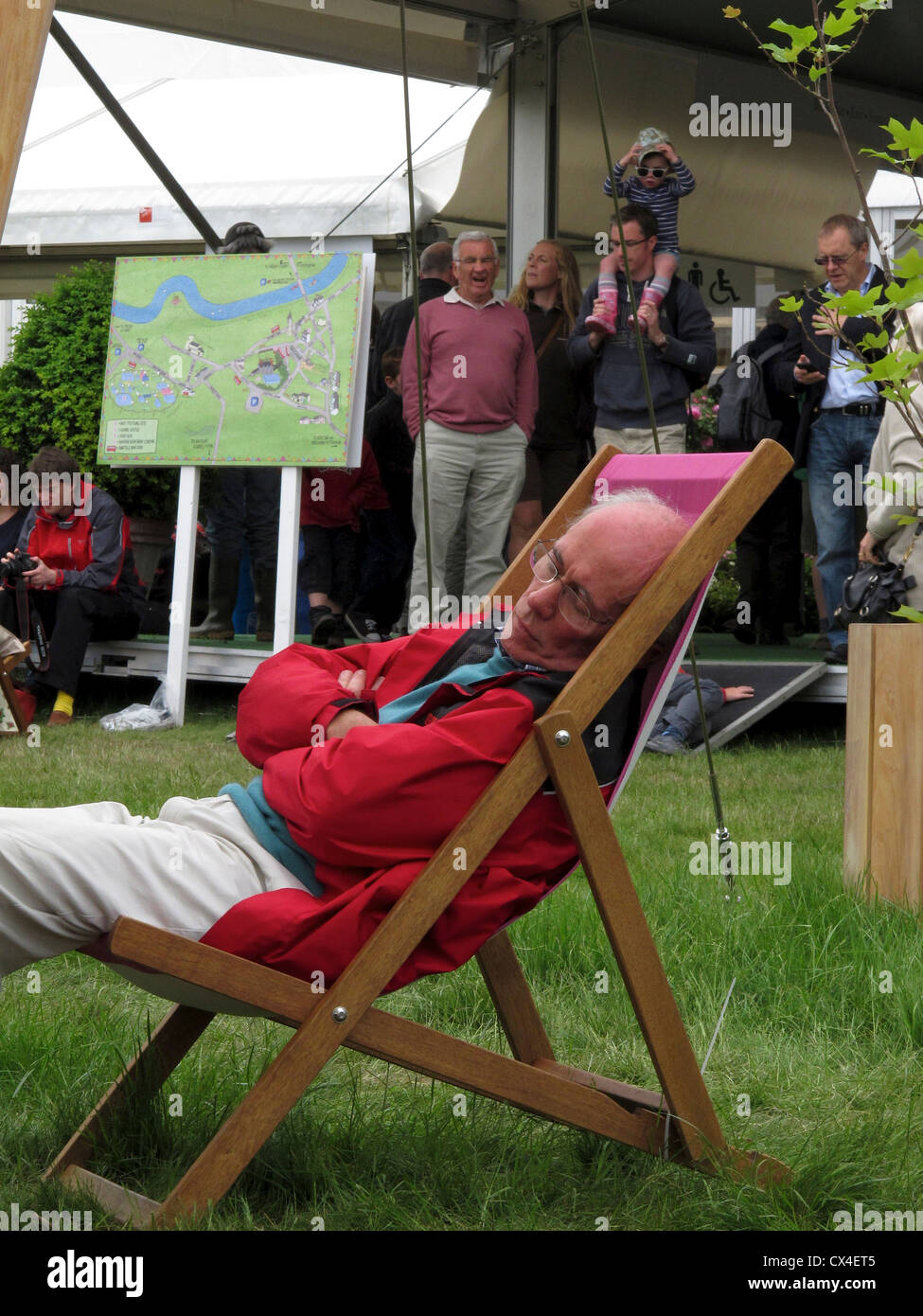 Mann schlafend im Liegestuhl, Heu Literaturfestival, Hay on Wye, Powys, Wales Stockfoto