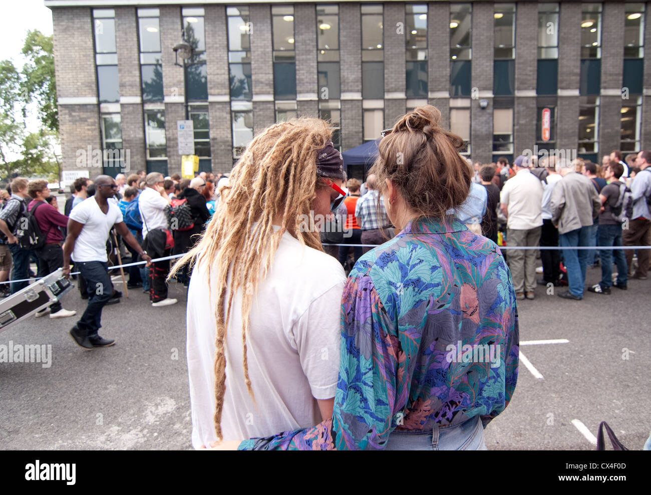 ein paar kuscheln Whist beobachten "Säkulare Europa-Kampagne" Protestkundgebung im Zentrum von London. Stockfoto