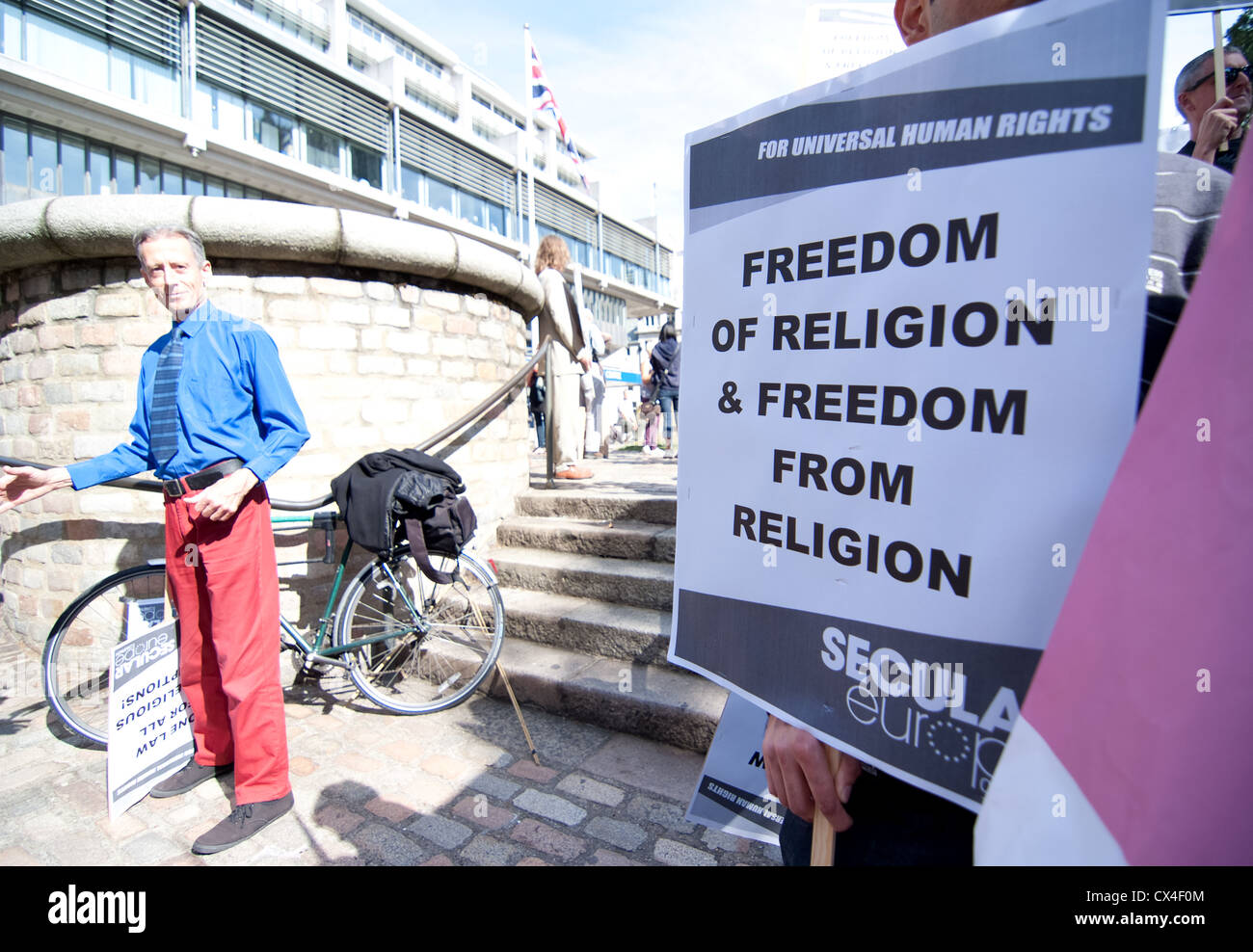 Der "weltlichen Europa-Kampagne" fordern ein Ende der religiösen Privilegien, Peter Tatchell im Hintergrund Stockfoto