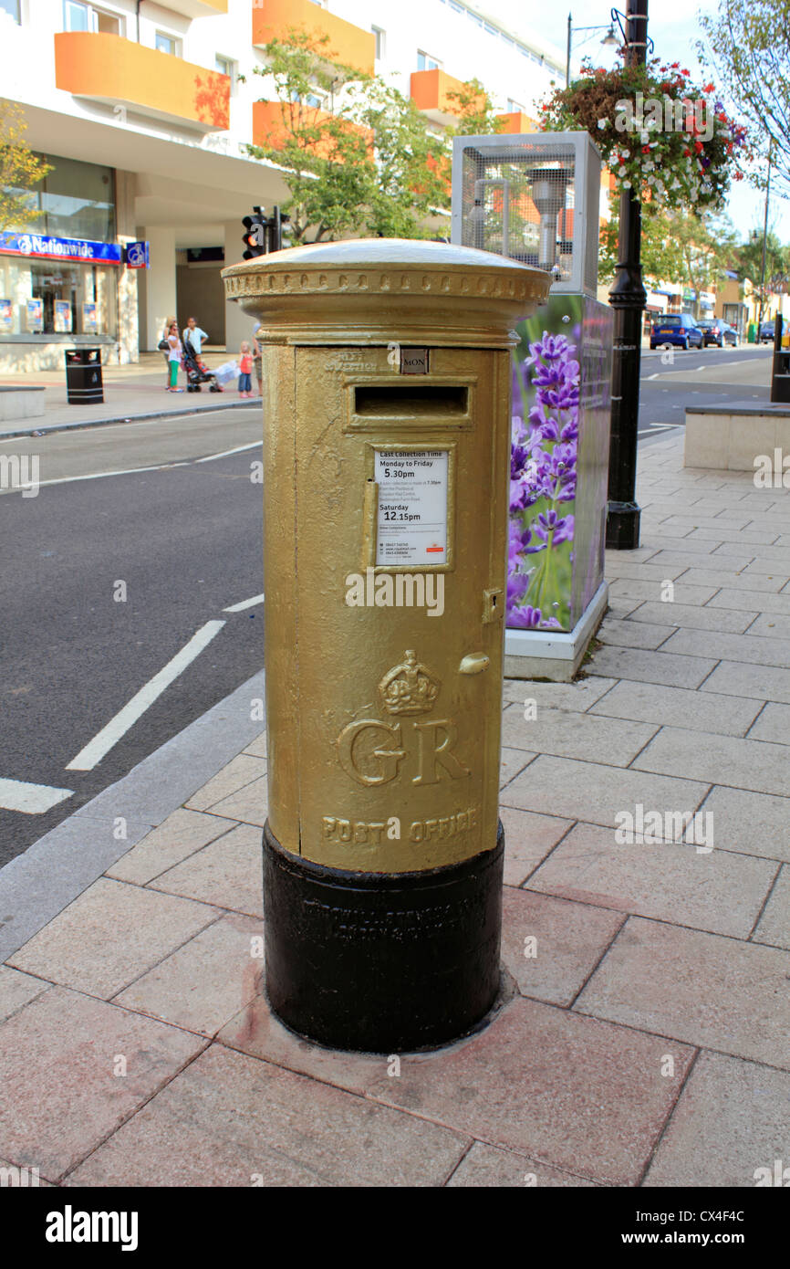 Gold Royal Mail-Briefkasten für Paralympics-Goldmedaillen-Gewinner David  Weir. Wallington Surrey England UK Stockfotografie - Alamy