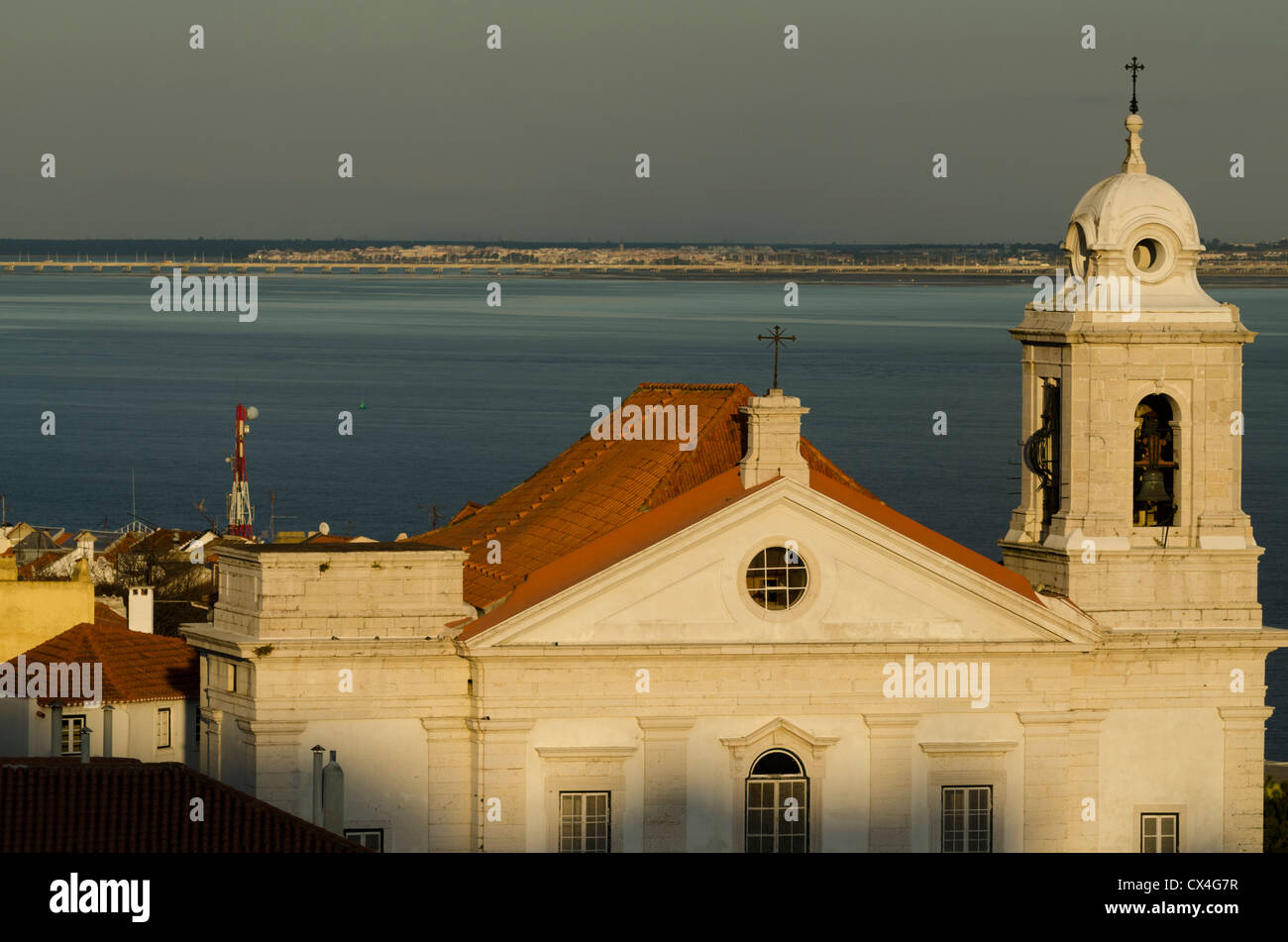 Blick vom Miradouro Santa Luzia auf die Kirche Igreja Sao Estevao, Stadtteil Alfama, Lissabon, Portugal, Europa Stockfoto