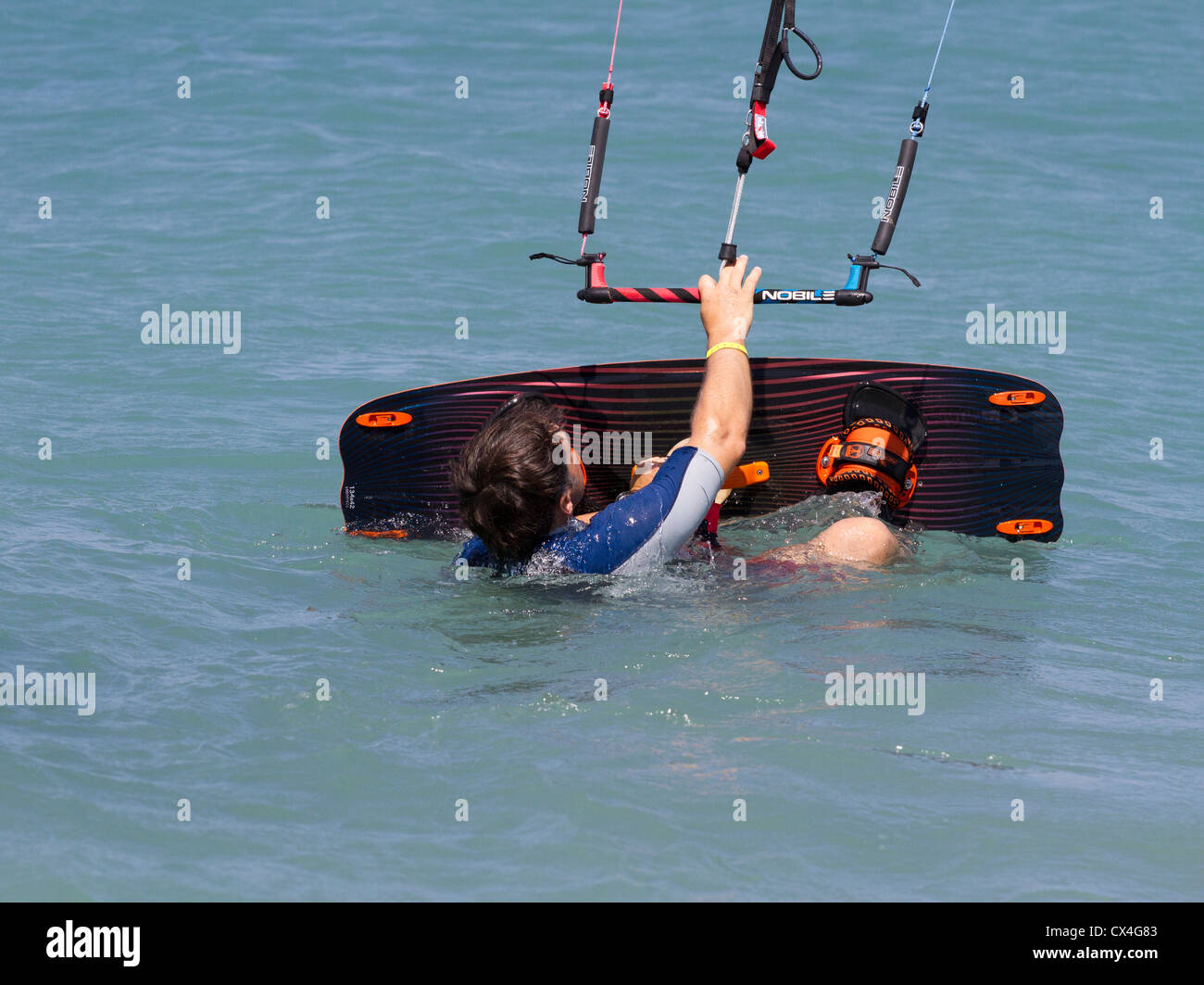 Kitesurfing oder Kiteboarding auf der Insel Rhodos, Ägäis, Griechenland Stockfoto