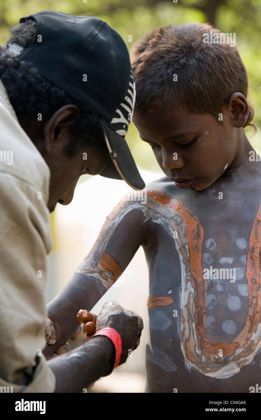 Junge einheimische Tänzer immer bereit beim Laura Aboriginal Dance Festival. Laura, Queensland, Australien Stockfoto