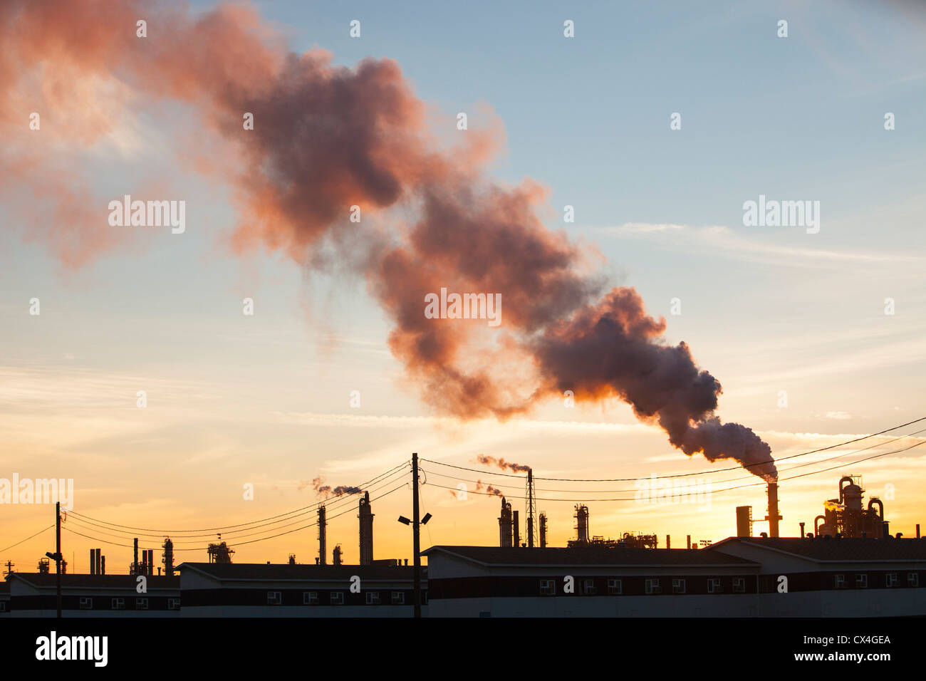 Der Tar Sands Upgrader plant bei der Syncrude mine nördlich von Fort McMurray, Alberta, Kanada, bei Sonnenuntergang. Stockfoto