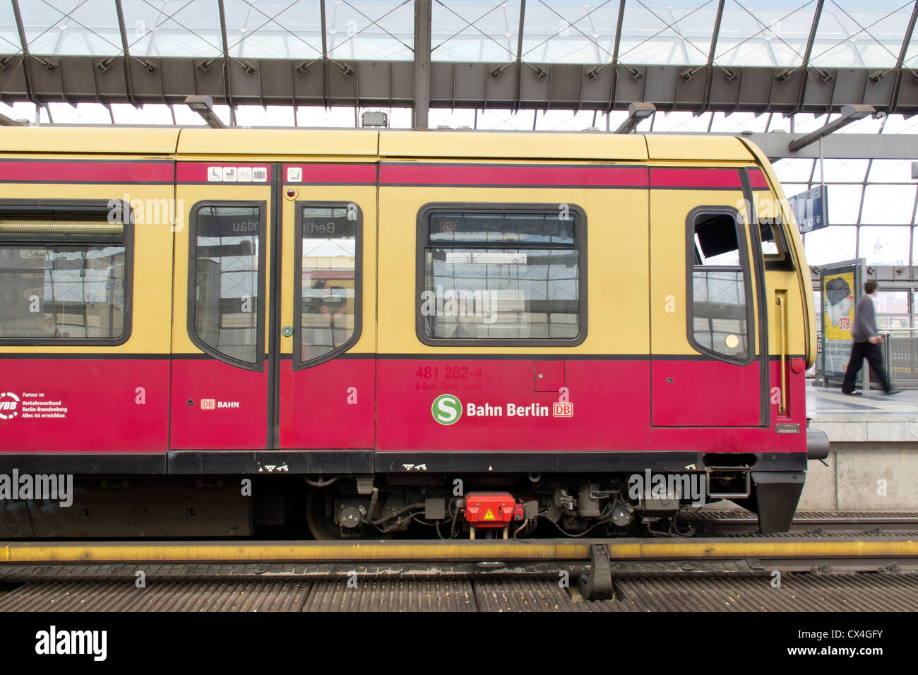 Der Deutschen Bahn in Berlin-Spandau eine S-Bahn s Bahn in einem deutschen Bahnhof Stockfoto
