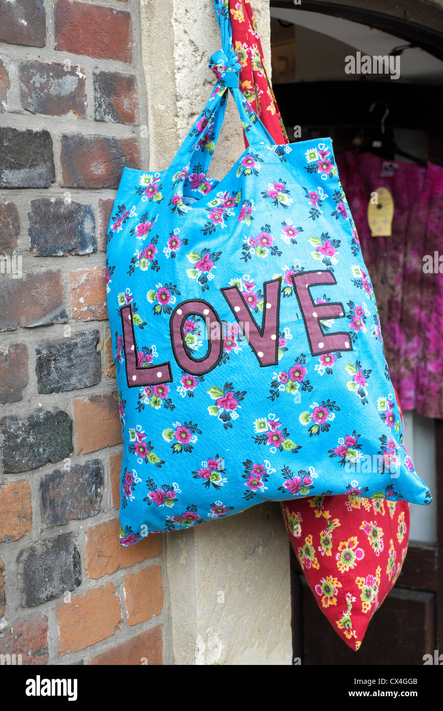 Stofftasche mit dem Wort Liebe es in großen Lettern aufgenäht Stockfoto