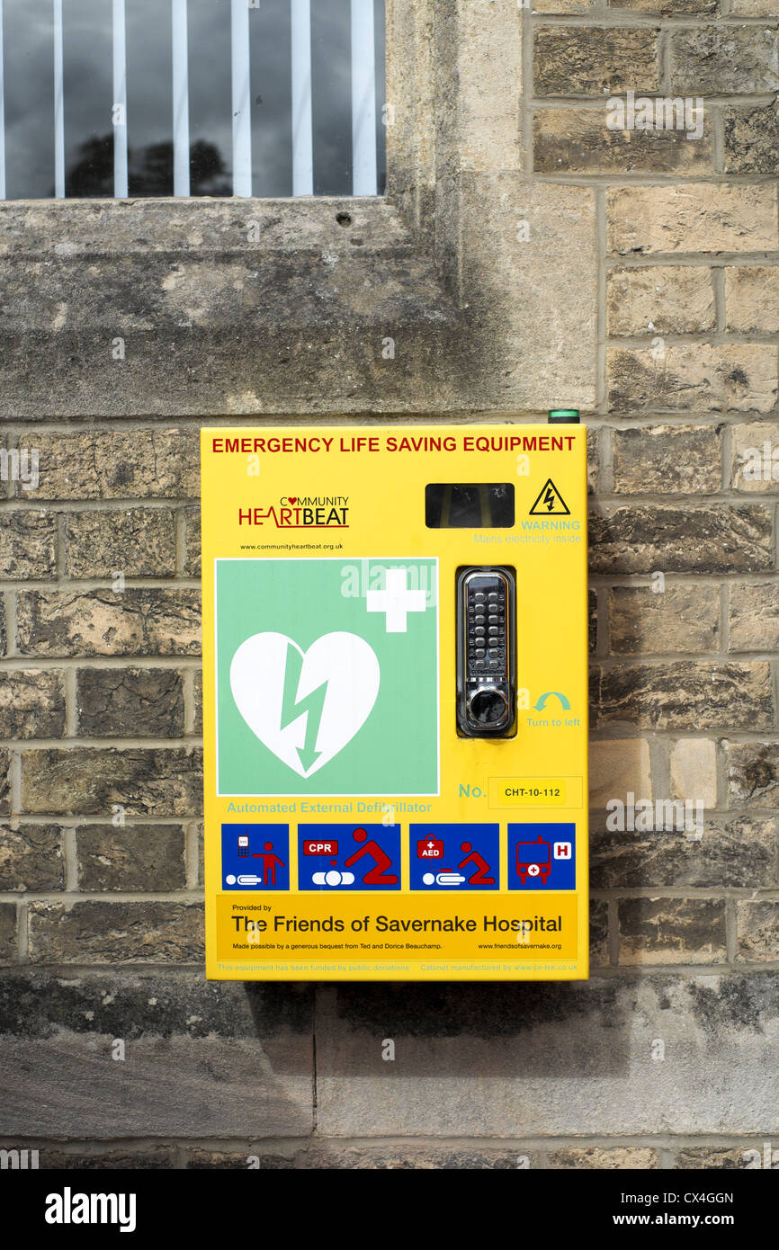 Automatisierter externer Defibrillator, montiert an der Wand außerhalb Marlborough Bibliothek in Wiltshire UK Stockfoto