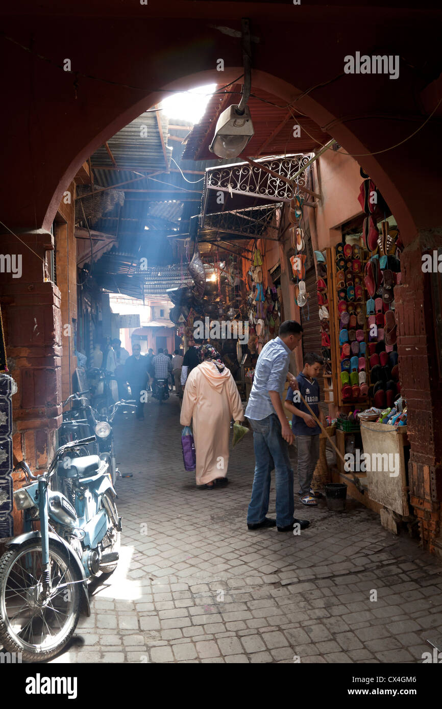 Shoppen in den Souks in der Medina von Marrakesch, Marokko, 1. April 2012 Stockfoto